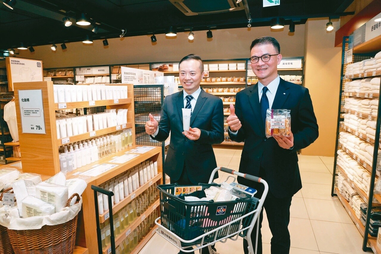 無印良品進駐全聯福利中心開店中店，全聯總經理蔡篤昌（右）與無印良品總經理梁益嘉昨天出席剪綵典禮。記者鄭超文／攝影