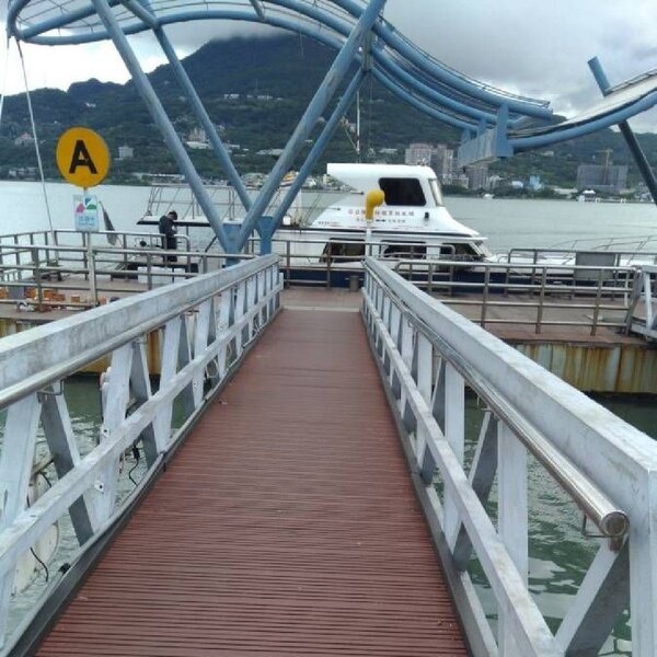 碼頭引橋增設扶手及踢腳。圖／新北市政府提供