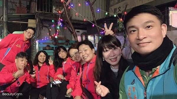 在許願樹寫下願望，新年充滿新希望。圖／夏曉山攝影