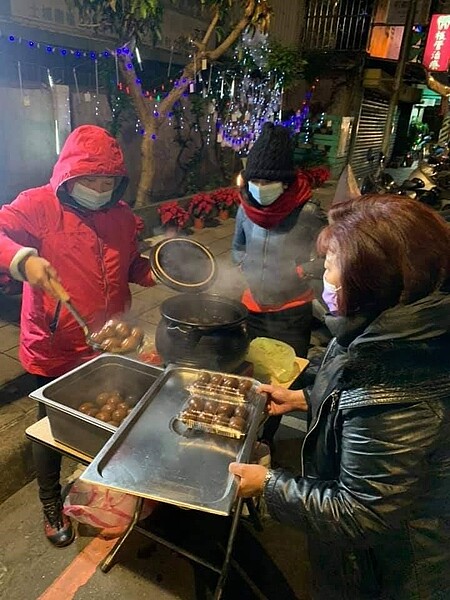 志工媽媽做的滷蛋，是吳信坪大力推薦的鄉土美食。圖／夏曉山攝影