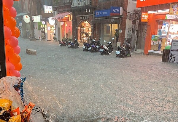 淡水老街每逢豪大雨常會淹水。圖／新北水利局提供