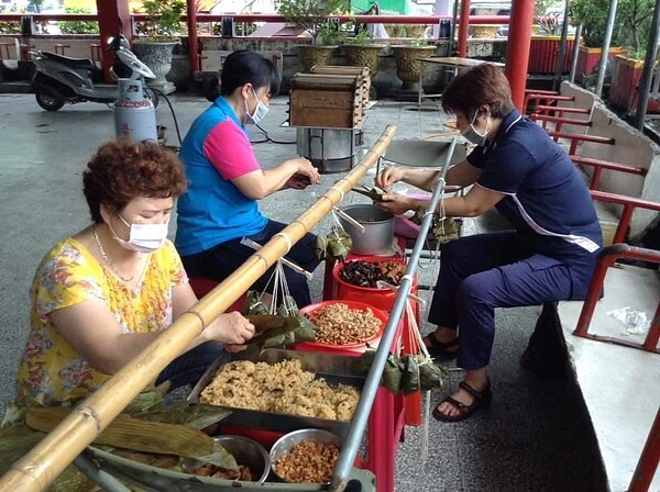 志工媽媽包的粽子是鄉下人填飽肚子的美味米食。圖／李弦攝