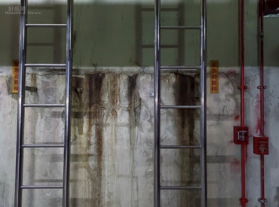 地下室外牆牆面漏水，不僅影響美觀，嚴重時更可能危害大樓結構體。照片戴雲發提供
