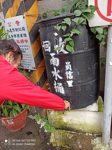 里長先生找來工業鐵製大水桶用積存雨水和灌溉。圖／夏曉山攝影