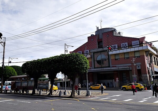 新北市政府將鶯歌火車站周邊納入都市計劃,因應未來捷運站及火車站雙站連通的廊道、站前廣場所需用地,展開變更鶯歌都市計劃案。圖/好房網News記者林和謙攝