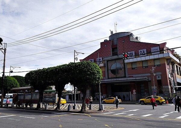 新北市政府將鶯歌火車站周邊納入都市計劃，因應未來捷運站及火車站雙站連通的廊道、站前廣場所需用地，展開變更鶯歌都市計劃案。圖／好房網News記者林和謙攝
