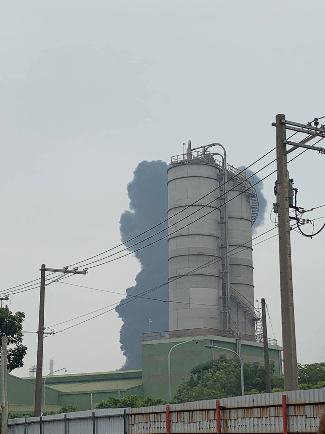 高雄林園亞聚公司因為啟爐時溫度異常，緊急停爐冒大量黑煙，讓空氣汙染更嚴重。高雄市環保局入場稽查，依空汙法裁罰基準計算，秋冬空品不良季節加重處分罰153萬元。圖／摘自臉書「林園五四三」