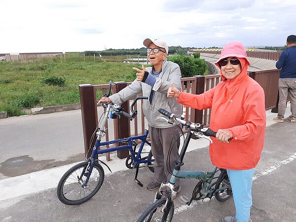 大園濱海自行車道圳頭段護欄改善已全部汰換成環保塑木。圖取自桃園市海岸管理工程處