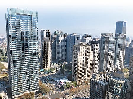 台中捷運綠線預計於2月初完成零件更換,通車時程明朗化,建商在沿線重劃區搶地推案。(圖∕黃繡鳳)