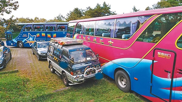 塔塔加停車場常出現停車亂象，玉管處呼籲民眾不占用大車、親子或身心障礙者車位。圖／玉管處提供