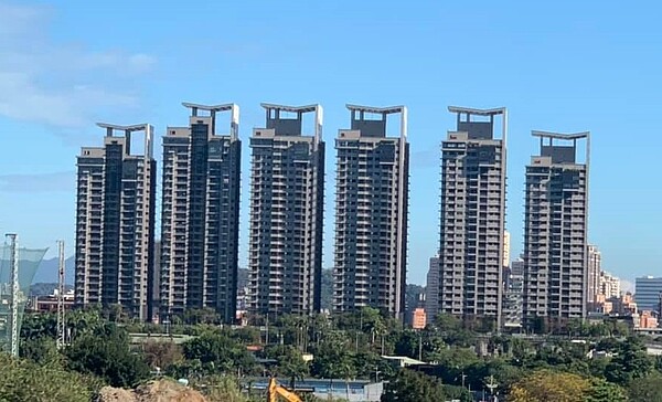 「美河市」外觀被網友笑說像瓦斯桶。圖/截自《新·路上觀察學院》