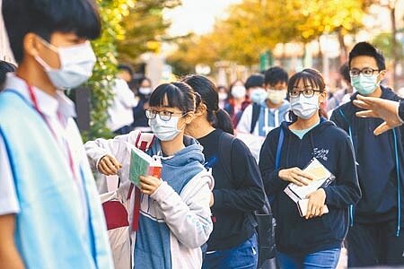 110學年度學科能力測驗22日起一連兩天在全台同步舉行，學測主辦單位、大學入學考試中心指出，早上7時30分起就開放入考場，考生進入考場須全程配戴口罩，不開放陪考，進入考場需帶入場識別證及應試有效雙證件才能進入。（鄧博仁攝）