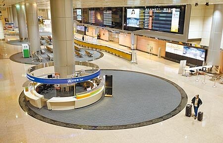 桃園國際機場第3航廈工程傳重大瑕疵,唯一入選廠商昨遭桃機宣布出局,圖為桃園機場第二航廈。(本報資料照片)