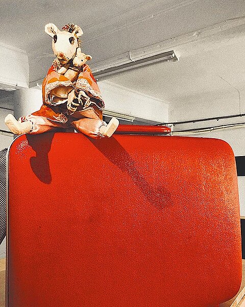 不貳偶劇《垃圾仙島》，以特製的擬人化老鼠戲偶，比喻成到處搬遷、找不到適合居住地的人類，探討現代人的居住正義。（不貳偶劇提供）