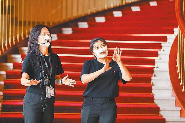 國家兩廳院首次使用透明口罩,讓聽損人士可看見服務人員說話時的嘴型,減少溝通障礙。圖/國家兩廳院提供