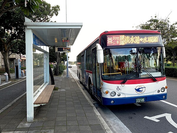 新北市交通局協調淡水客運自25日起、平日周一至周五晚上10時加開「捷運淡水站–水梘頭」夜班跳蛙公車,讓住在淡水地區天元宮周邊晚歸民眾20分鐘就能安全回到家。圖/新北市政府提供