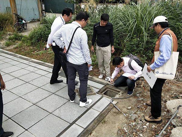因應強降雨,水利局針對轄內建築物透保水、雨水貯留設施進行抽查,以確保發揮防汛功能。 圖/新北市水利局提供