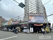 確診者去過仲平黃昏市場　里長喝斥逛攤民眾：口罩戴好