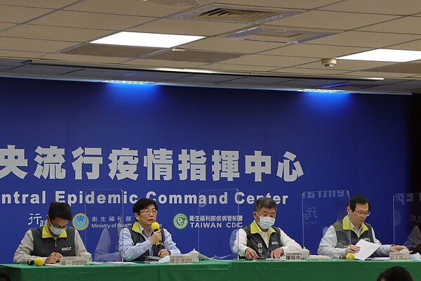 陳時中更傾向案885是在院內感染,他解釋,一家四口中三人確診,從父親案881、大女兒案882及三女兒案885,到底誰傳給誰,從發病時間看起來像案852染疫護理師傳播,但他已坦言「他們三人都是密切接觸者,因為沒有症狀,很難判定誰傳給誰。」 圖/指揮中心提供