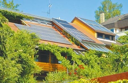 住家的屋頂,安裝太陽能板發電。圖/劉朱松