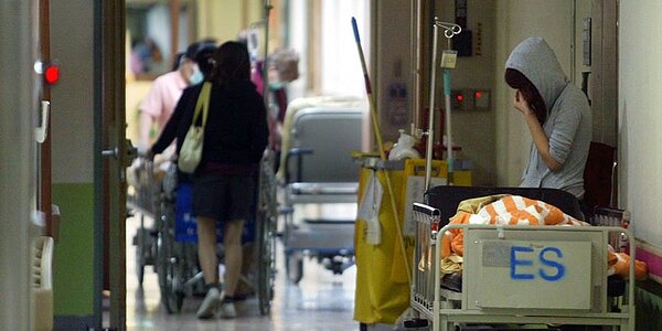 雖然可透過醫療險支付住院醫療費用,但住院期間、癒後休養,無法有工作收入,就可利用重疾、重傷、特傷此三險種一次性保險金度過。圖/本報資料照片