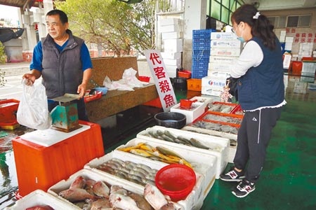 近來天氣好，嘉義縣漁民加緊出海捕撈，但漁獲量卻沒因此增加，賣到魚市場的價格也不如以往。（張毓翎攝）
