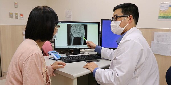 保險局預計將放寬標準,新增區域醫院層級以上(含)之醫師開立符合投、續保時重大傷病範圍的診斷書,再加上原先的重大傷病卡,兩者取得一項就可申請理賠,該規定暫訂於2021年7月正式上路。圖/本報資料照片