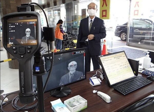 奇美醫學中心公告加強防疫,民眾出入與探病實施新管制措施。記者周宗禎/翻攝