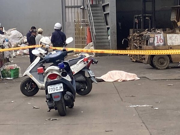 一名工人做堆高機時不慎撞到56歲田姓女子,田女被撞倒後遭到堆高機輾壓下半身,救護人員獲報到場時她已失去生命跡象。記者陳斯穎/翻攝