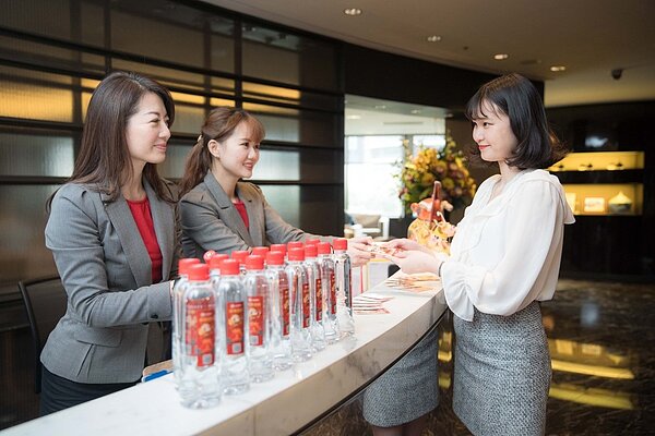 去年經歷新冠肺炎衝擊,許多民眾為求新的一年能有好兆頭,發財金或發財水詢問度比往年增加,也成為銀行業年終吸客法寶。圖/台新銀行提供