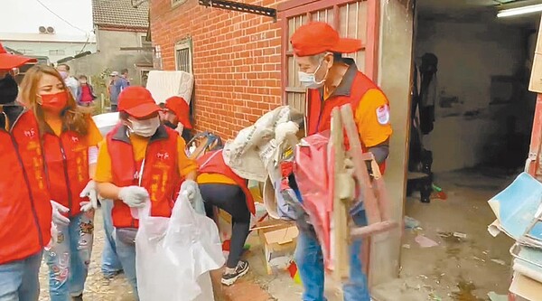 台灣宏樹公益協會理事長、也是美女主播黃昱蓁(左二)號召30多位粉絲志工投入修繕獨老房屋。(台灣宏樹公益協會提供/吳敏菁彰化傳真)