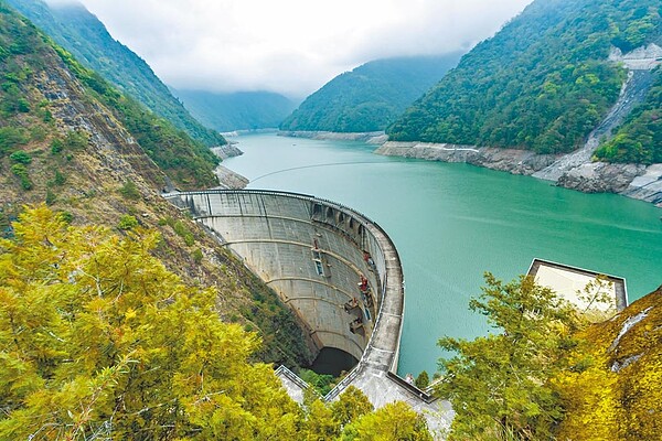 為了支援綠電,台電重啟24年前的「光明抽蓄水力發電計畫」,規畫把大甲溪德基水壩當成上池,谷關壩當下池,利用水位差在白天太陽能電多時抽水,晚上放水發電。(台電提供)