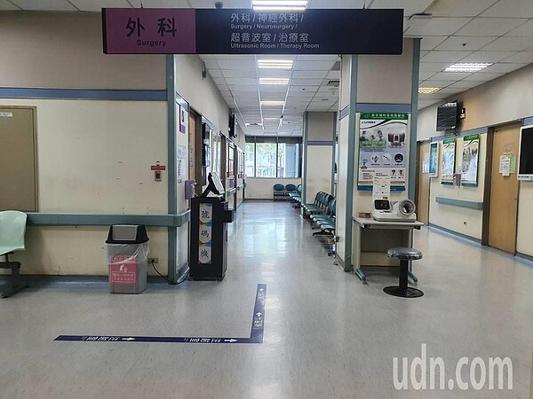 衛福部桃園醫院爆醫護院內群聚感染擴散,院方嚴格採紅、黃、綠區醫護分艙分流管制。記者陳夢茹/攝影