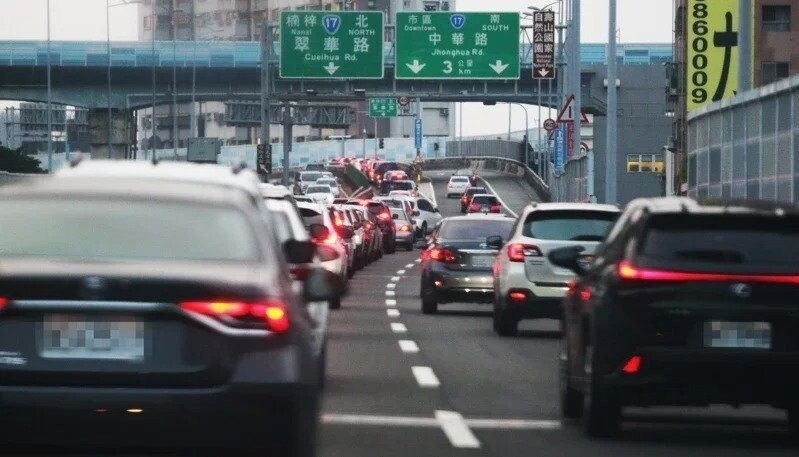 不少民眾深夜受改裝車噪音所苦，立法院去年底三讀通過「道路交通管理處罰條例」第18條之1、第43條修正案，對道路上蛇行、飆車、逼車和危險駕駛，除了罰款外，還加重吊扣該汽車牌照6個月。