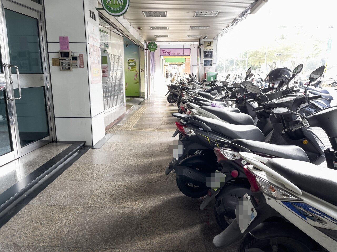 新北去年修正條例將騎樓停放標準放寬，騎樓保留空間放寬至1.3公尺，且需停放成一列，不過仍有許多機車族無法把車輛整齊停放。記者王敏旭／攝影