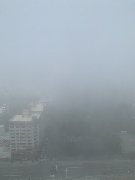 空汙嚴重，民眾今日從高雄鼓山住家望出去一片霧茫茫，建築物幾乎被掩蔽。圖／聯合報讀者提供