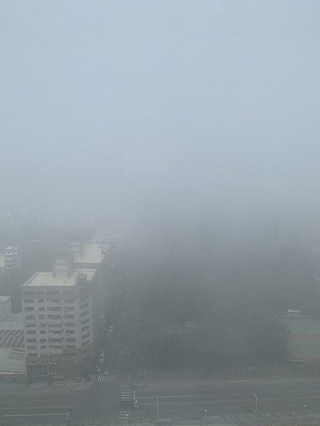 空汙嚴重，民眾今日從高雄鼓山住家望出去一片霧茫茫，建築物幾乎被掩蔽。圖／聯合報讀者提供