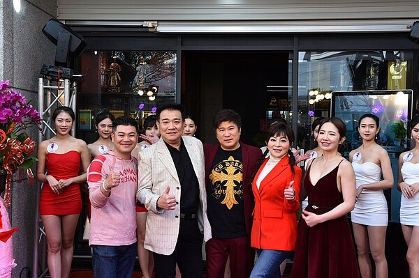 馬國畢(左起)、白雲、胡瓜、王彩樺和謝忻出席酒商活動。圖/酒齡特厚提供(※禁止酒駕,飲酒過量有礙健康)