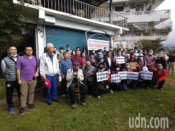 文史團體及十四張陳氏家族後人今在新店區開天宮召開記者會，要求文化局應正名、道歉。記者吳亮賢／攝影