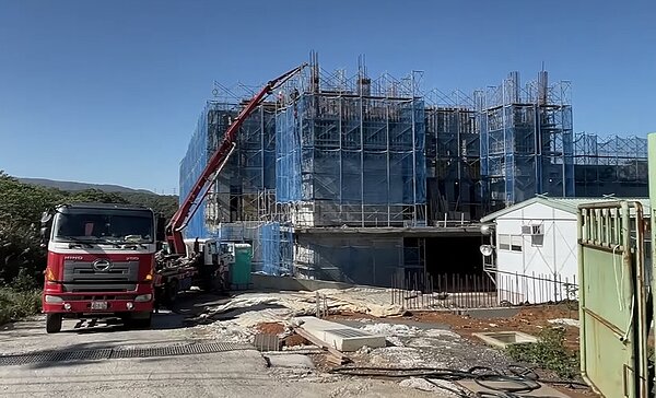 阿原肥皂斥資6億在新北石門打造綠建築「北海明珠廠」。圖/截自江榮原臉書