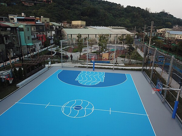 定位為「熱血信念 青春無限」主題的鹿角溪第4期公園完工,提供完善的籃球運動場,讓不同年齡層的族群可以在公園享受運動的樂趣。圖/新北政府提供