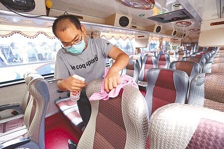 為做好防疫,現在國旅遊覽車已採梅花座,司機也要定時消毒,惟本土疫情拉警報,原本應是農曆年旺季國旅團、尾牙團、進香團等紛傳退團、退單,業者苦不堪言。(本報資料照片)