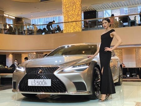 LEXUS旗艦轎車LS新改款，導入全新車色－新月銀，色澤於不同亮度之光照下，會反射出不同光影效果。圖∕陳信榮