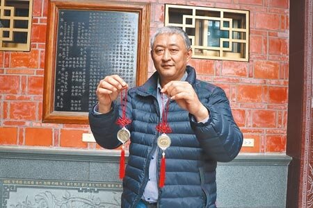 台南市下營上帝廟連續17年於除夕發歲錢,今年歲錢已做好,但因應疫情升溫,考慮於日後發給點斗燈的信徒。(劉秀芬攝)