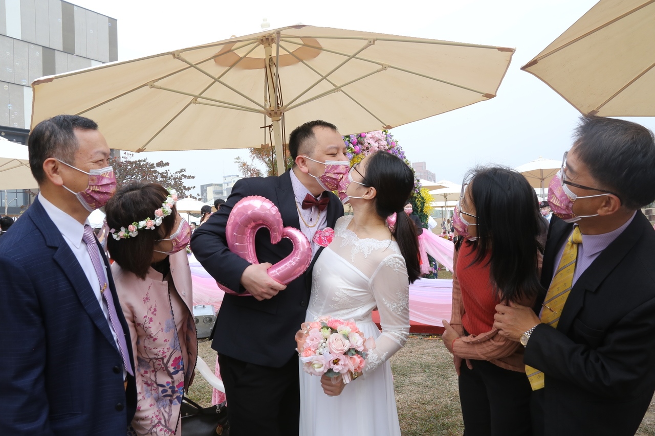 嘉市昨辦市民集團結婚，有新人戴口罩也熱吻「放閃」。記者李承穎／攝影
