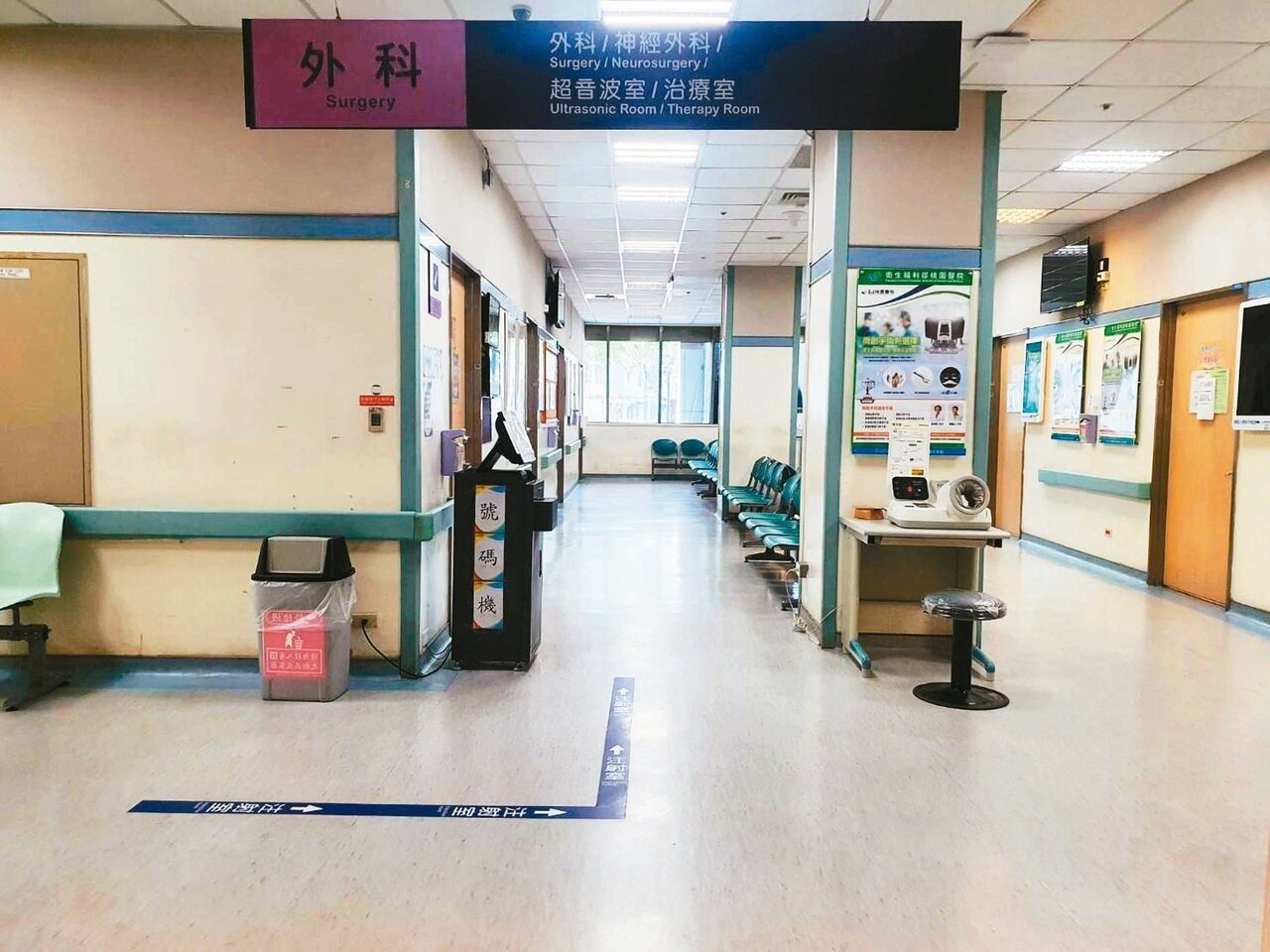 中央疫情指揮中心公布桃園醫院醫護群聚感染,原列綠區現列為紅區管制,病患清空消毒篩檢。記者陳夢茹/攝影