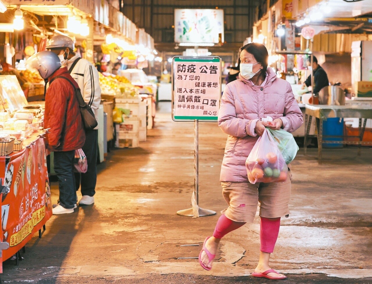 桃園仲平黃昏市場昨日經過消毒，但仍影響買氣，傍晚時客人稀少，民眾入內皆戴著口罩。記者曾原信／攝影