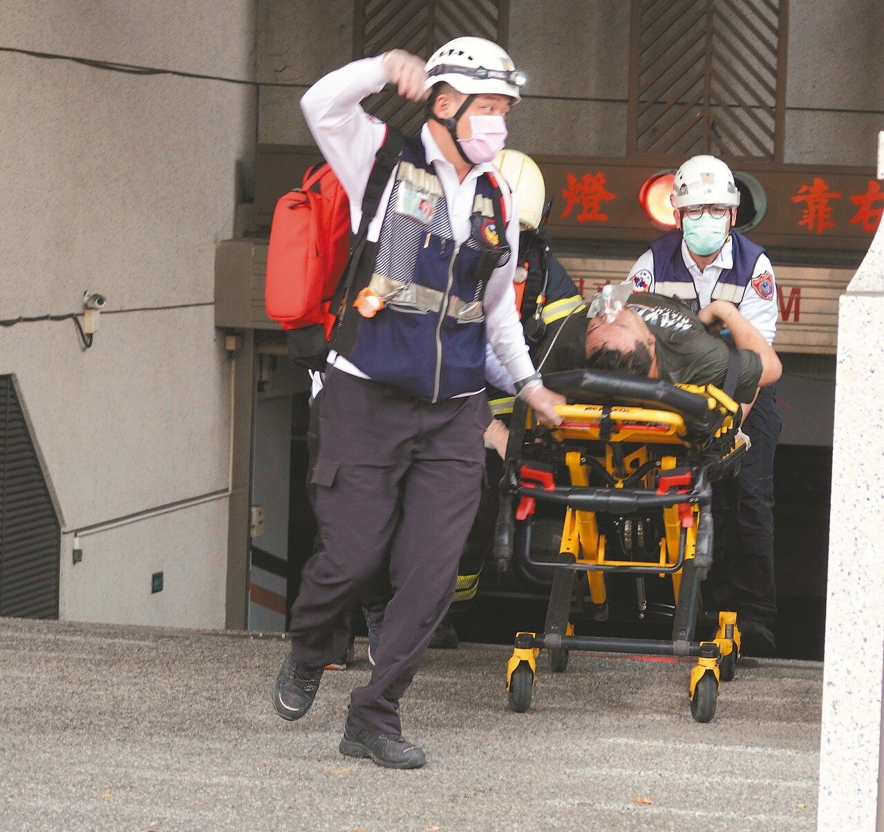 高雄一棟大樓地下室昨進行汙水槽清理作業時，疑未做好防護措施，四名工人吸入沼氣昏迷，消防隊員陸續救出送醫。記者劉學聖／攝影