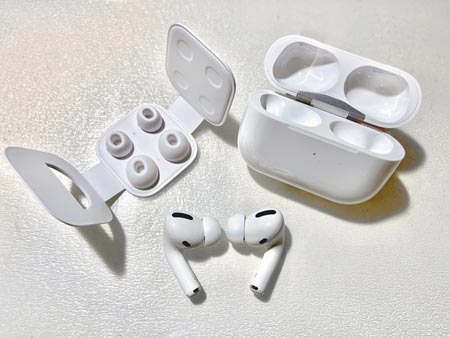 拚持久蘋果AirPods Pro提供3種尺寸的矽膠耳塞、搭配無線充電盒下能使用超過24小時。（石欣蒨攝）