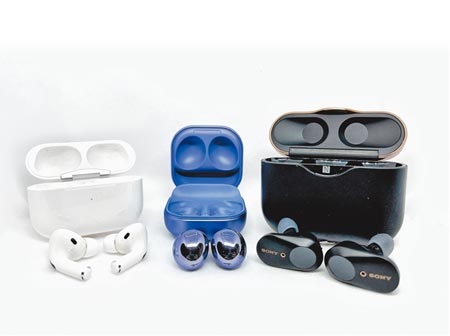 蘋果的AirPods Pro（左起），7990元；三星的Galaxy Buds Pro，共有星魅黑、星魅銀、星魅紫 3色，6990元；Sony WF-1000XM3，黑、銀 2色，原價7490元，2月21日前特價5990元。（石欣蒨攝）